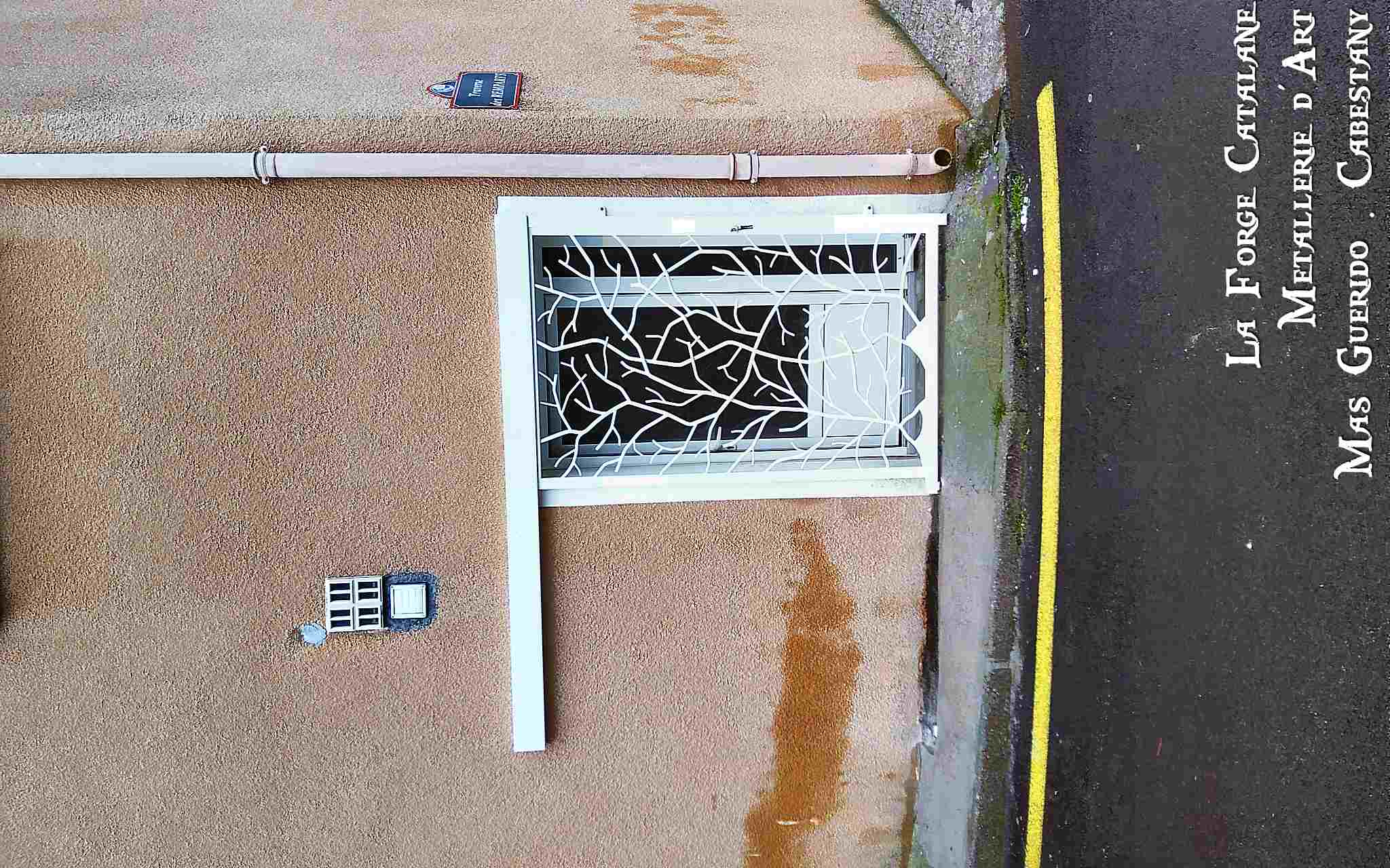 grille de protection coulissante forge catalane.jpg